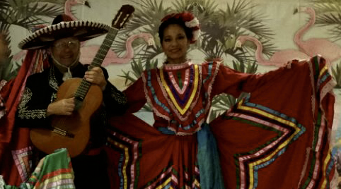 Mexicaanse livemuziek en danseres in een cafè
