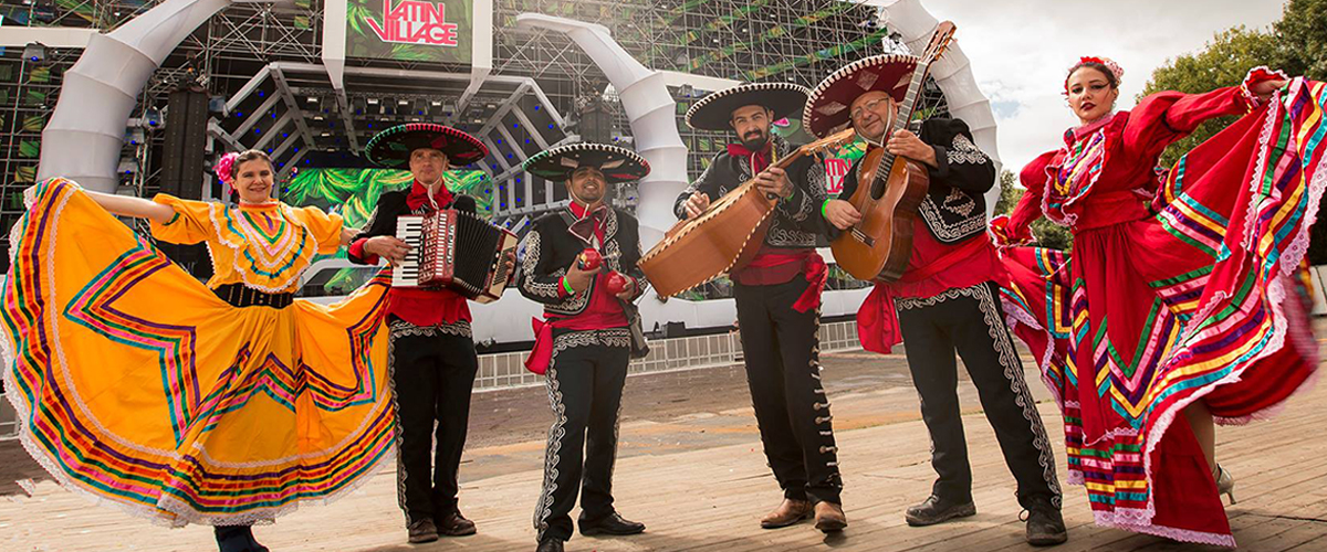 Optreden van een Mexicaanse band met danseres met slang